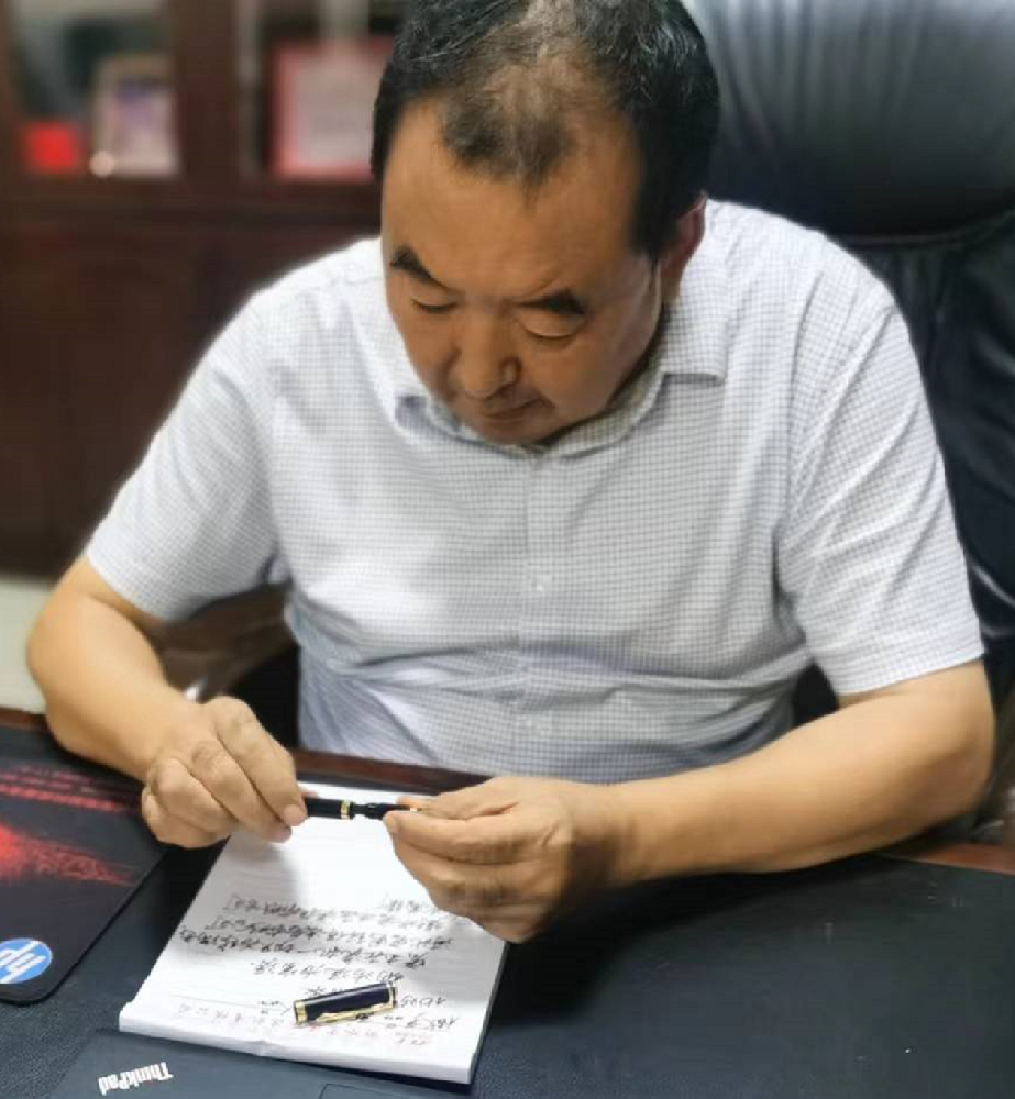 鋼筆改寫液壓缸歷史的故事